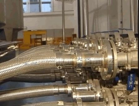 石化(蘭州分公司)法蘭式金屬軟管使用現(xiàn)場